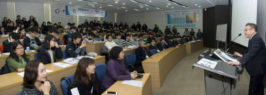 다우케미칼이 11일 2016년 한국화학올림피아드를 후원한다고 밝혔다. 사진은 성균관대 수원캠퍼스에서 열린 2016년 한국화학올림피아드에서 학생들이 수업을 듣는 모습. <한국다우케미칼 제공>